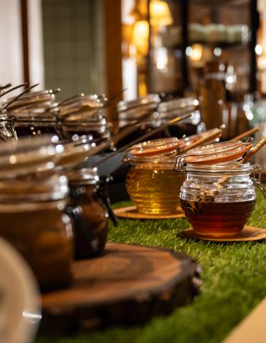 Marmeladen und Honig beim Frühstück im Lamm