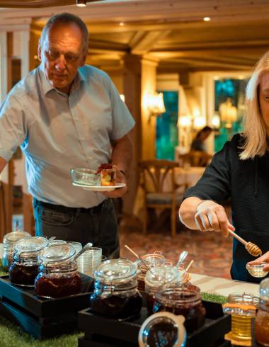 Mann und Frau am Buffet im Hotel Lamm