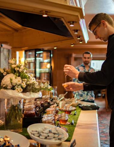 Martin am Frühstücks-Buffet im Hotel Lamm