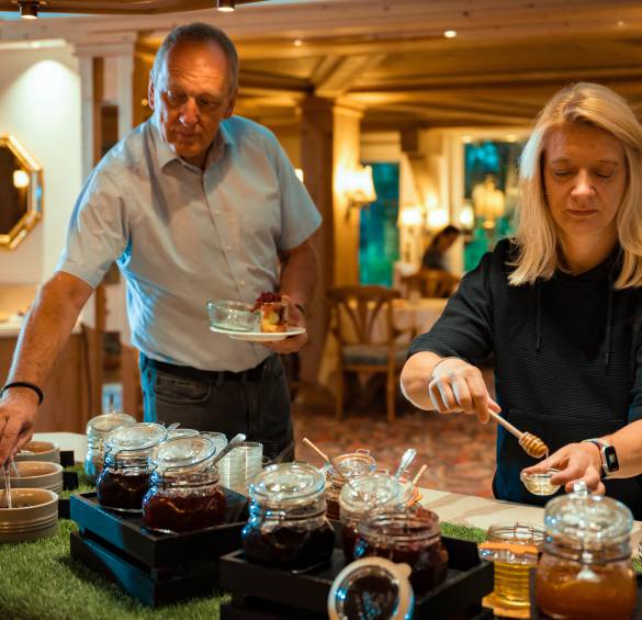 Mann und Frau am Buffet im Hotel Lamm