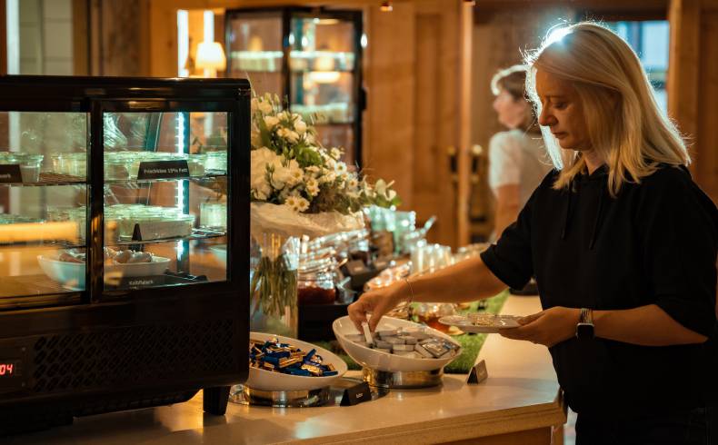 Frau am Buffet Lamm Baiersbronn