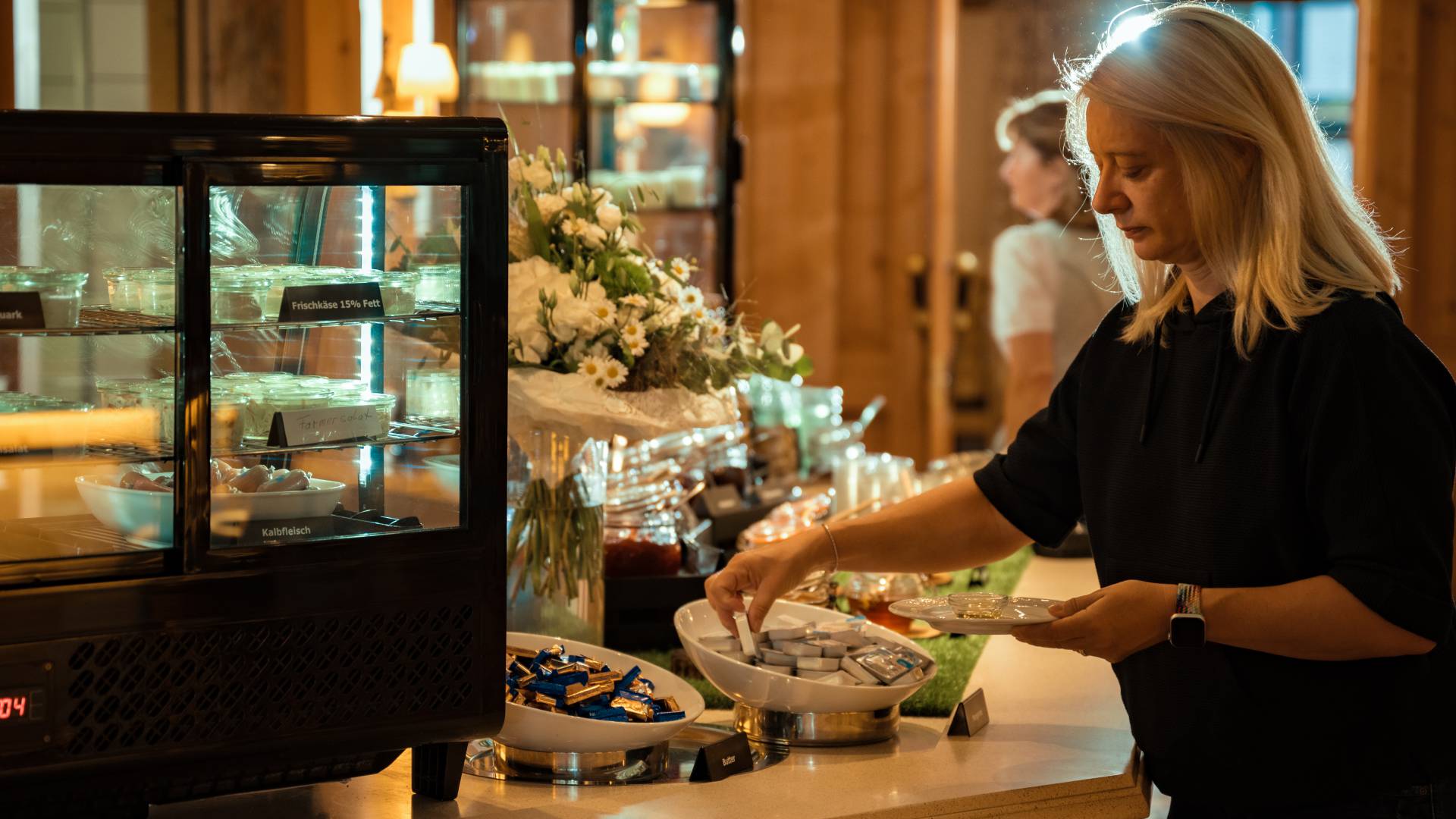 Frau am Buffet Lamm Baiersbronn