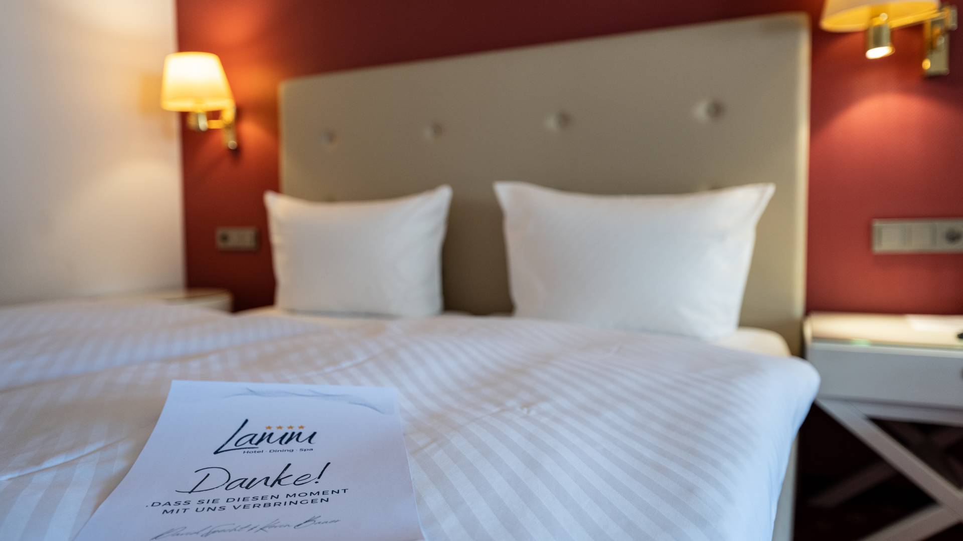 Hotelbett mit Danksagung auf dem Bett